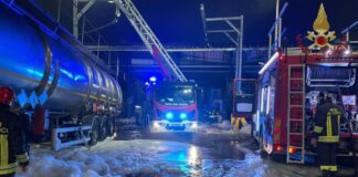 Esplosione ed incendio in azienda di solventi, 3 operai feriti