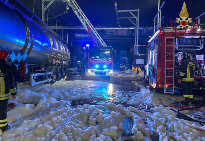 rho_milano_incendio_azienda_solventi_vvff