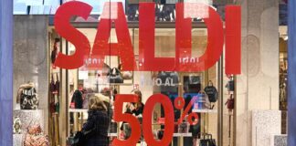 Saldi al via venerdì 4, in media 138€ a persona di spesa