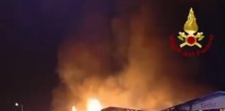 Incendio al Mercato Ortofrutticolo, danni ingenti a 3 capannoni