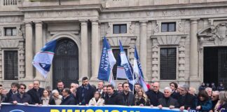 Urbanistica, flash mob FdI davanti Palazzo Marino