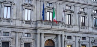 Milano, confermato gemellaggio con Tel Aviv: tensione in aula e scontri tra manifestanti e forze dell’ordine