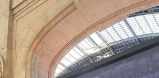 Questo lavoro fa schifo, la scritta sul tabellone della stazione