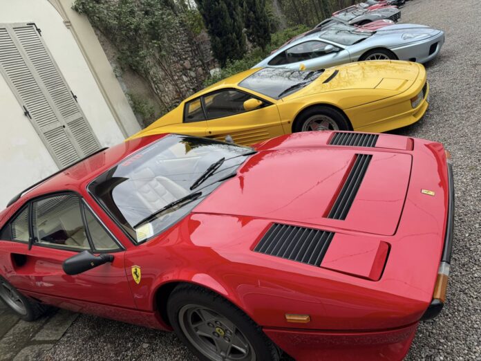 Il recente evento "Arte-Motori-Lusso", tenutosi il 13 aprile 2025 presso il Castello di Monteruzzo a Castiglione Olona, è stato un tripudio di eleganza e creatività, unendo arte contemporanea e ingegneria automobilistica di alto livello.