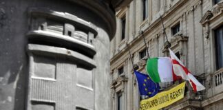 Morte Papa, bandiere a mezz’asta a Palazzo Marino