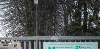 Donna accoltellata, operata al Niguarda, prognosi riservata