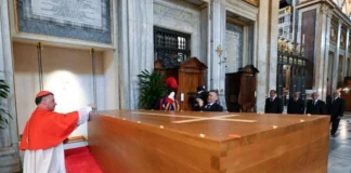 A San Pietro in 250.000 per i funerali di Papa Francesco