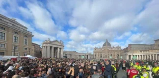 Fedeli per tutta la notte in San Pietro per il Papa