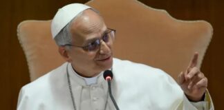 Il Papa ai giornalisti: disarmiamo le parole