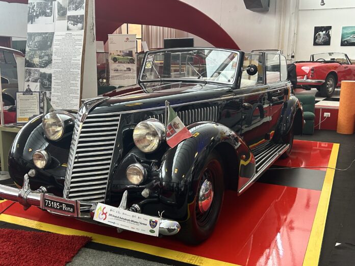 Il Museo Onda Rossa di Caronno Pertusella è stato teatro di un evento straordinario, attirando una folla entusiasta desiderosa di scoprire “L’ultima macchina del Re”, la leggendaria Fiat Torpedo 2.8.