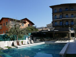 A pochi passi dalle acque cristalline del Lago di Garda e ai piedi dell'imponente Monte Baldo, si trova Al Caminetto, un luogo dove natura, storia e design si intrecciano per creare un'esperienza di ospitalità unica.