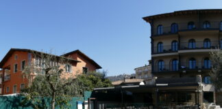 Torri IN Fashion: intervista esclusiva Hotel al Caminetto A pochi passi dalle acque cristalline del Lago di Garda e ai piedi dell'imponente Monte Baldo, si trova Al Caminetto, un luogo dove natura, storia e design si intrecciano per creare un'esperienza di ospitalità unica.