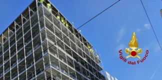 Operai su impalcatura, non vengono pagati da 6 mesi