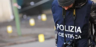 Uccide la madre e si lancia nel vuoto, due morti al Corvetto