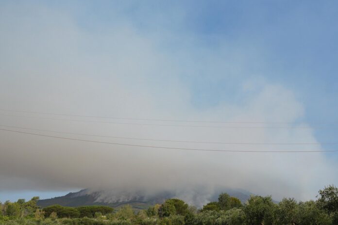 Fiamme sul Vesuvio, Protezione civile 'impiegati 6 Canadair'