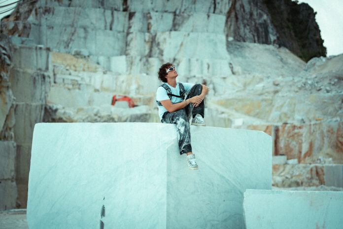 ColaSiel-45 La sua versatilità artistica si riflette non solo nella musica ma anche nella sua capacità di interpretare ruoli complessi sullo schermo, unendo così le sue due grandi passioni. Cola Siel rappresenta una nuova generazione di artisti che non teme di esplorare nuove frontiere creative, mantenendo sempre un forte legame con le proprie radici culturali e personali. La sua musica è un viaggio attraverso emozioni autentiche e storie vissute, che risuonano profondamente con il pubblico, invitando all'ascolto e alla riflessione. L'impatto che "Highlights" ha già avuto conferma il suo talento nel connettersi con le persone, rendendolo un nome da tenere d'occhio nella scena musicale italiana e oltre. Con il supporto di collaboratori di grande esperienza come Garelli, Cola Siel continua a lasciare il segno, dimostrando che la vera arte nasce dalla passione e dalla volontà di raccontare storie che parlano al cuore di tutti.