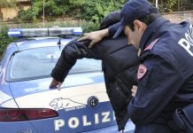 Tenta di sottrarre una bambina all’uscita di supermercato: un arresto a Bergamo