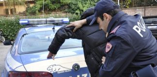Tenta di sottrarre una bambina all’uscita di supermercato: un arresto a Bergamo