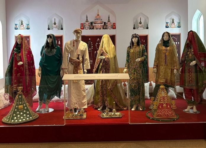 I colorati abiti esposti al museo etnografico Bait Al Zubair