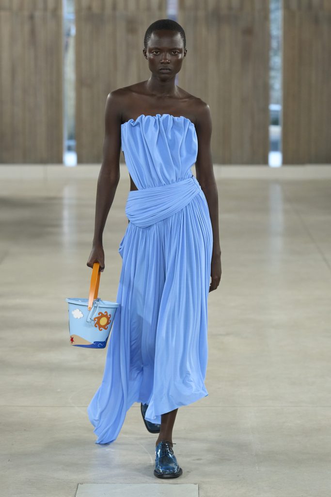 Riutilizzare, riciclare, reimmaginare: questi sono i tre principi fondamentali della collezione SS26 di Moschino, ideata dal direttore creativo Adrian Appiolaza.