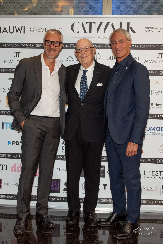 La quinta edizione di Catwalk Milan si è conclusa con un grande successo, illuminando la Milano Fashion Week con un perfetto equilibrio tra moda, arte e solidarietà. Nella cornice esclusiva della Sala Duomo dell'Excelsior Hotel Gallia, il pubblico ha potuto godere di un pomeriggio dedicato alle eccellenze italiane e internazionali, all'insegna dell'eleganza e della raffinatezza. Gianluigi Resta & Silvana Gavosto La passerella di Catwalk Milan ha visto sfilare le creazioni di alcuni dei più rinomati designer italiani e internazionali: Jamal Taslaq Noto per il suo linguaggio creativo che fonde Oriente e Occidente, ha presentato Occirientale, una collezione che combina design italiano e messaggi universali scritti in arabo, culminando in un abito simbolico ispirato all'ulivo, accompagnato dalla parola “Umanità”, manifesto di pace, dialogo e resilienza. La collezione Alv by Alviero Martini Rende omaggio all'eleganza del passato, evocando i couturier degli anni '50 e '60, che restituirono femminilità alle donne del dopoguerra attraverso cappotti rivoltati e calze rammendate. Grazie al Made in Italy, le signore di quegli anni potevano riscoprire l'eleganza attraverso dettagli come cappellini, guanti, scarpe e borse coordinate. Non è una collezione retrò, ma una visione contemporanea che guarda al passato, secondo il motto dello stilista: eleganza, non stravaganza. Antonella Bravi Ha presentato la sua collezione 2026, un omaggio alla seta Made in Italy. La linea, che unisce lusso, eleganza senza tempo e leggerezza, esplora il resort wear di alta gamma con un linguaggio inclusivo, comprendendo anche la modest fashion. Capi fluidi e sartoriali raccontano la femminilità contemporanea, accompagnando la donna moderna nei momenti di viaggio, relax e rappresentanza, confermando Antonella Bravi come ambasciatrice dello stile italiano tra tradizione e innovazione. Otto & Mezzo Cashmere Ha presentato la sua maglieria di alta qualità Made in Italy, confermando l'eccellenza artigianale del brand fondato da Giovanna Arnoldi nel 2008. Ogni capo, realizzato artigianalmente in Italia con filati scozzesi e lana proveniente da capre allevate in Mongolia secondo pratiche sostenibili, unisce eleganza senza tempo e comfort. La collezione sottolinea la filosofia del brand: stile e qualità che superano le mode. Fabio Porliod Stilista italiano noto per il suo approccio sartoriale elegante e contemporaneo, ha presentato una collezione dalle linee raffinate che mescolano eleganza, sensualità e semplicità, pensata per donne cosmopolite, sicure di sé e appassionate di arte e cultura. Impegnato anche sul fronte sociale, organizza sfilate con modelle amputate e donne che hanno affrontato il tumore, trasformando la moda in uno strumento di forza, inclusione ed empowerment. Il parterre, composto da giornalisti, buyer, influencer e ospiti internazionali, ha accolto con entusiasmo le nuove collezioni, riconoscendo in Catwalk Milan una piattaforma di riferimento per brand affermati e talenti emergenti. L'evento ha rinnovato il suo impegno solidale a favore dell'Associazione Emergenza Sorrisi ETS, che da oltre 15 anni realizza missioni chirurgiche umanitarie per bambini affetti da malformazioni cranio-facciali, ustioni e traumi in contesti di emergenza. Una raccolta fondi speciale ha permesso agli ospiti di contribuire a questa importante causa, sottolineando il valore sociale del progetto. Non solo moda: la giornata è stata arricchita dalle opere degli artisti Pavel Kir ed Elena Giunco, che hanno creato un ponte tra arte e couture. Il cocktail esclusivo ha celebrato l'eccellenza enogastronomica italiana con i migliori prodotti del Food & Beverage Made in Italy. Questo evento è stato organizzato e gestito da "Mad For Salento", un brand pugliese che promuove le eccellenze enogastronomiche italiane a livello internazionale, facendo degustare prodotti di altissima qualità e creando un connubio di sapori e saperi che hanno completato l'unicità della serata. A condurre le interviste e parte della serata è stata la giornalista e conduttrice Tania La Gatta, che realizzerà uno speciale di 30 minuti dedicato a Catwalk Milan per la trasmissione televisiva Extreme, in onda a ottobre. Ideato da Gianluigi Resta, titolare di GR Events & Communication, e diretto dalla celebre Titti Baiocchi, Catwalk Milan ha confermato anche quest’anno la sua vocazione internazionale. Dopo il successo dell’edizione di Shanghai lo scorso maggio, il format proseguirà con nuove tappe a Zurigo, Dubai e Montecarlo nel 2026, per poi tornare in Cina, rafforzando il progetto di internazionalizzazione delle eccellenze italiane. Con il suo intero staff, coordinato da Manuel William Resta, Gianluigi Resta ha orchestrato ogni dettaglio dell’evento, dalla passerella all’after party al The Plein Club, dove ad animare la serata è stato MAUWI, DJ ufficiale. Con questa edizione, Catwalk Milan ribadisce la capacità dell'Italia di coniugare moda, creatività e responsabilità sociale, offrendo una visione autentica e contemporanea del Made in Italy al mondo intero.