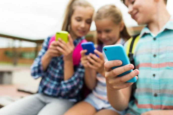 bambini-con-smartphone_canva