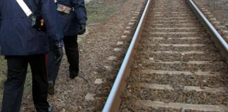Travolti da treno in corsa, un morto e due feriti