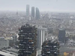 Freddo artico, cade neve a Milano