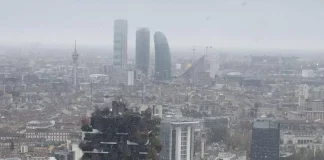 Freddo artico, cade neve a Milano