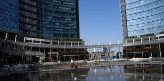 Donna accoltellata in piazza Gae Aulenti, ricoverata in codice rosso