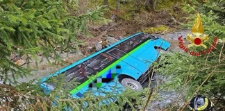 Pullman finisce in torrente in Valtellina, feriti lievi