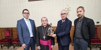 Coldiretti e Confartigianato consegnano all’Arcivescovo la nuova statuina del Presepe 2025