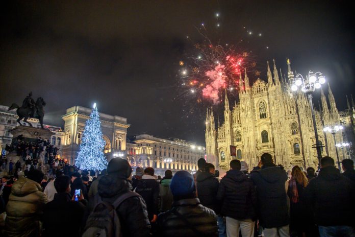 Fumogeni, fuochi e botti in Duomo a Milano (5)