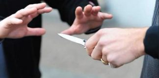 Via Torino, 20enne accoltella addetto alla sicurezza di un supermercato