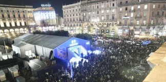 Albero di Natale in Piazza Duomo, è caos