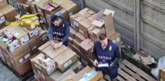 Contrabbando di sigarette, scoperte due fabbriche clandestine tra Milano e Pavia: 17 arresti