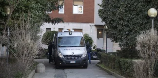 Resta ancora senza nome la donna trovata morta nel cortile