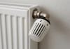 Appartamento troppo caldo o troppo freddo? La vera funzione delle valvole che spesso ignoriamo Le valvole termostatiche migliorano il comfort domestico e riducono i consumi energetici, stanza per stanza.