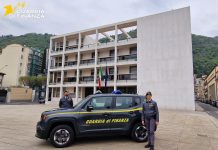 Guida senza patente furgone di trasporto medicinali, sequestro GdF