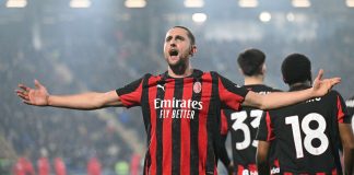 Il Milan espugna Como e resta in scia