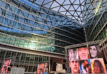 L’omaggio alle vittime di Crans-Montana a Palazzo Lombardia