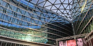 L’omaggio alle vittime di Crans-Montana a Palazzo Lombardia