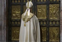 Papa Leone ha chiuso la Porta Santa, termina il Giubileo