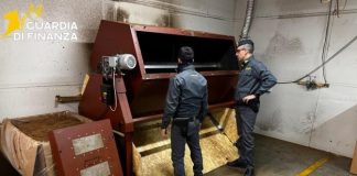 GdF scopre fabbrica abusiva di sigarette a Bergamo