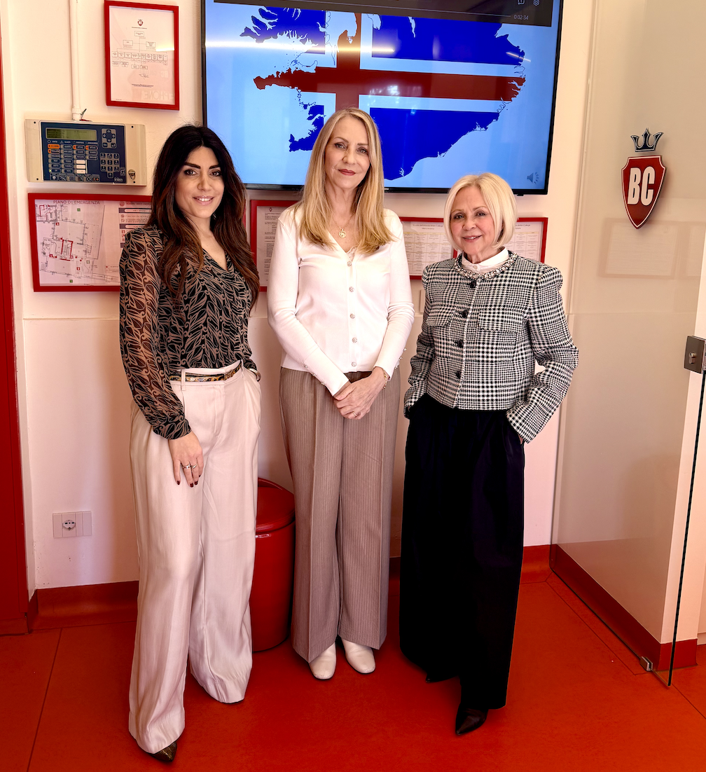 Caporedattrice Raffaella Manetta con la Console Generale dell'Islanda Kristrun Olga Clausen e la Presidente Paola Diana della British School di Gallarate, Saronno e Fagnano Olona Console Generale Islanda_Preside British College e Raffaella Manetta