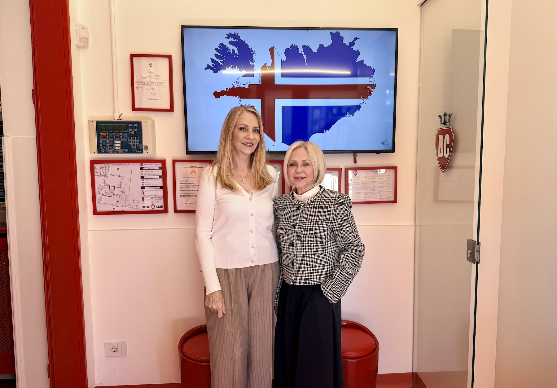 Console Generale dell'Islanda Kristrun Olga Clausen e la Presidente Paola Diana della British School di Gallarate, Saronno e Fagnano Olona La Console Islandese Kristrun Olga Clausen e la Presidente Paola Diana del British School