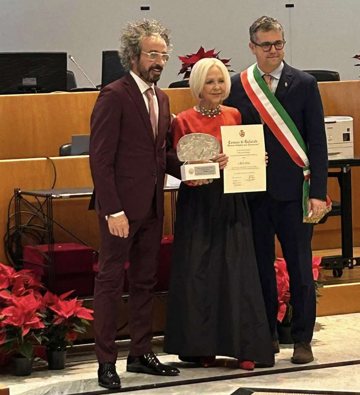 Premio Due Galli conferito dal Comune di Gallarate - “Per la sua lunga e meritoria attività nel campo dell’istruzione e per l’impatto positivo che il suo lavoro ha avuto sulla Comunità Cittadina.” Paola Diana: leader visionaria del British College