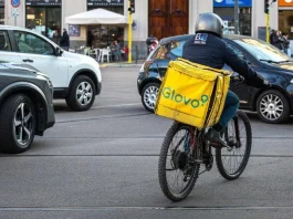 Glovo: non dobbiamo assumere 40.000 rider