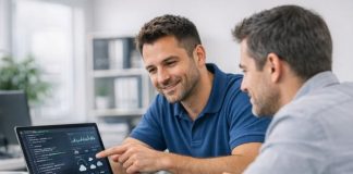 Come scegliere un servizio di assistenza computer a Milano: guida per privati e aziende Assistenza computer Milano: tecnico informatico che assiste un cliente mostrando diagnostiche su laptop in ufficio moderno e luminoso