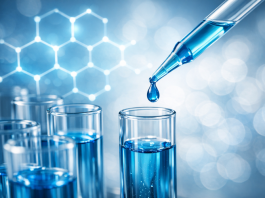 Provette da laboratorio con liquido blu e struttura molecolare esagonale, simbolo della ricerca oncologica sul tumore al pancreas